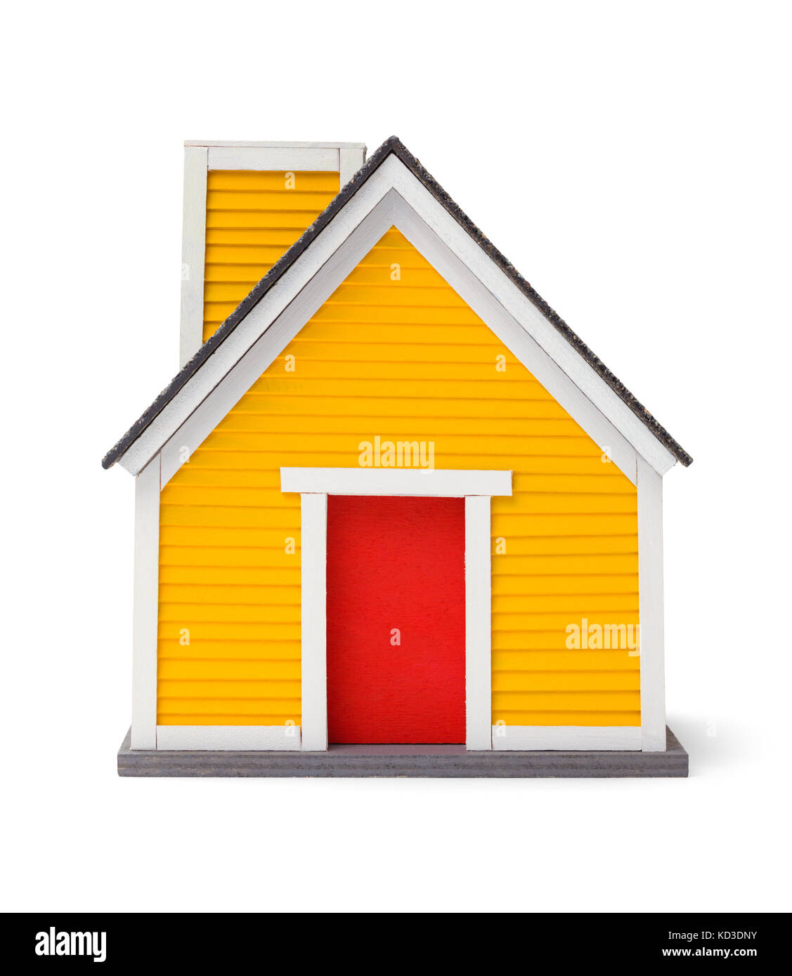 Piccolo giallo casa in legno con porta rossa isolato su uno sfondo bianco. Foto Stock