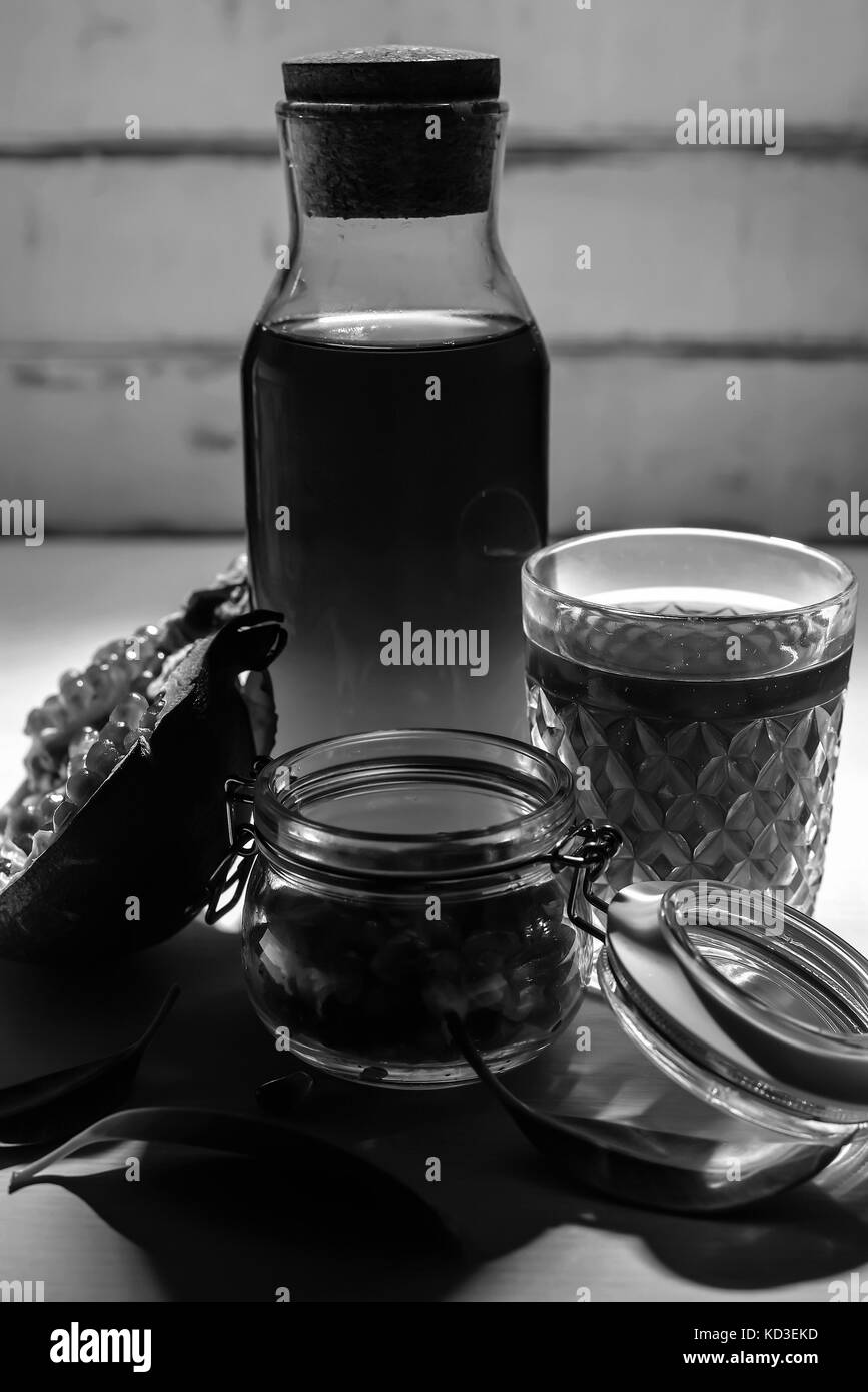 Composizione del melograno con succo Foto Stock