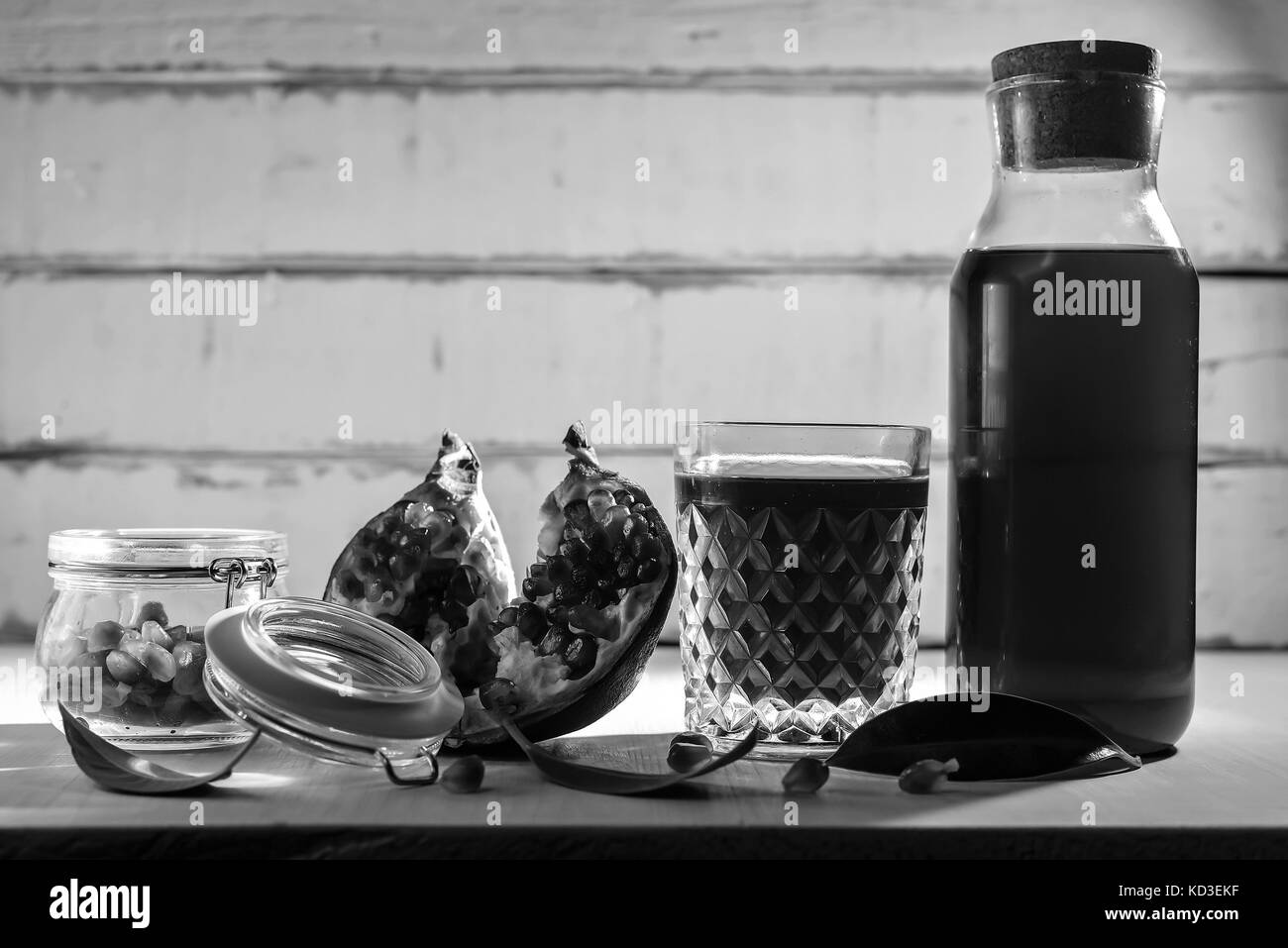 Composizione del melograno con succo Foto Stock