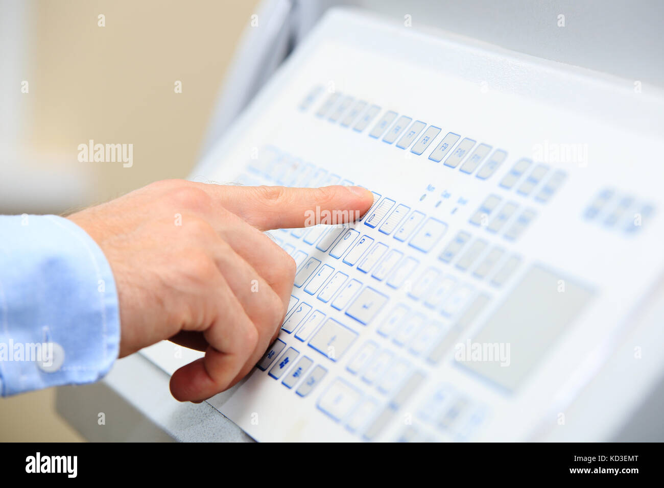 Ingegnere mano sulla tastiera industriale closeup. ingegnere correzioni di apparecchiature di potenza con la nuova tastiera moderna. Foto Stock