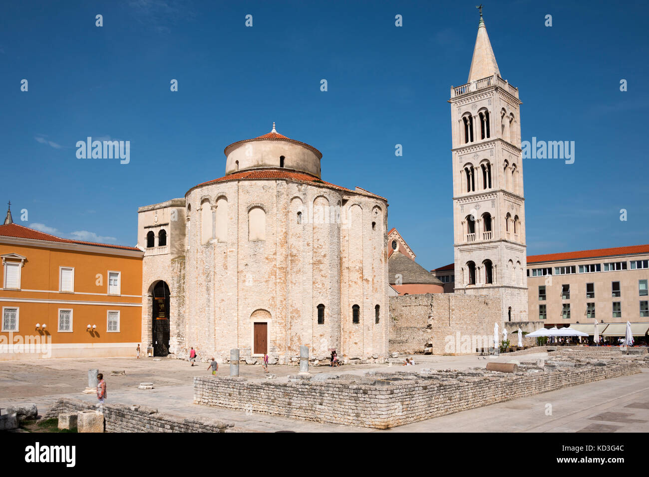 Foro romano, Sveti Donat chiesa, la torre campanaria del Duomo di sveti stosija, Zadar, Croazia Foto Stock