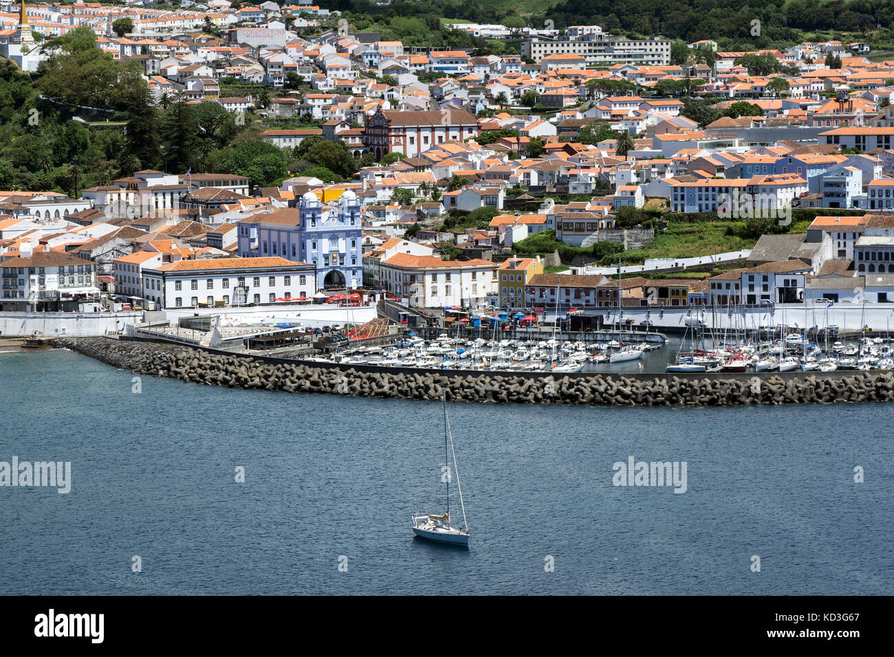 Vista di angra do heroismo con Harbour, l'isola di Terceira, Azzorre, Portogallo Foto Stock