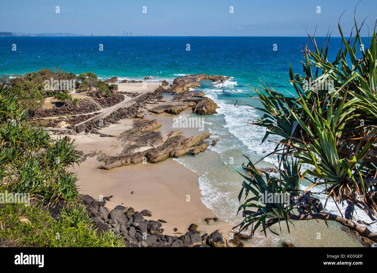 Australia, Queensland, Coolangatta, vista di Snapper rocce con dello skyline di Gold Coast in bachground Foto Stock