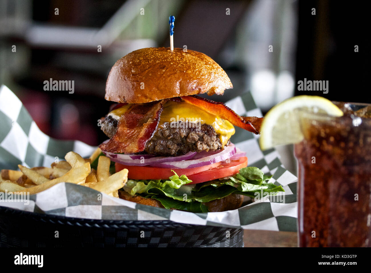 Una ripresa macro di un cheeseburger con tutti i fissaggi. Foto Stock