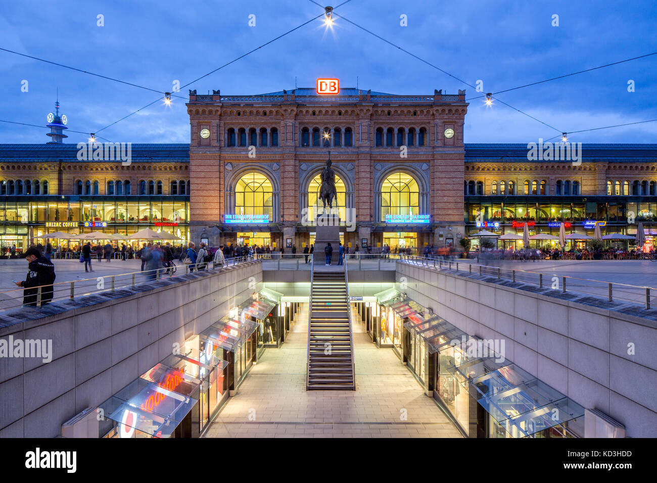 La stazione ferroviaria principale, di fronte shop street Niki de Saint Phalle-promenade o passerelle, sera alba, dal centro città di Hannover Foto Stock