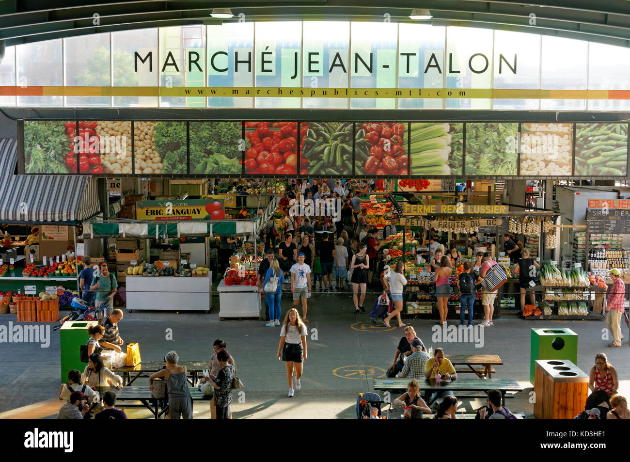 Le persone all'interno della Jean Talon mercato pubblico o Marche Jean Taloni, Montreal, Quebec, Canada Foto Stock