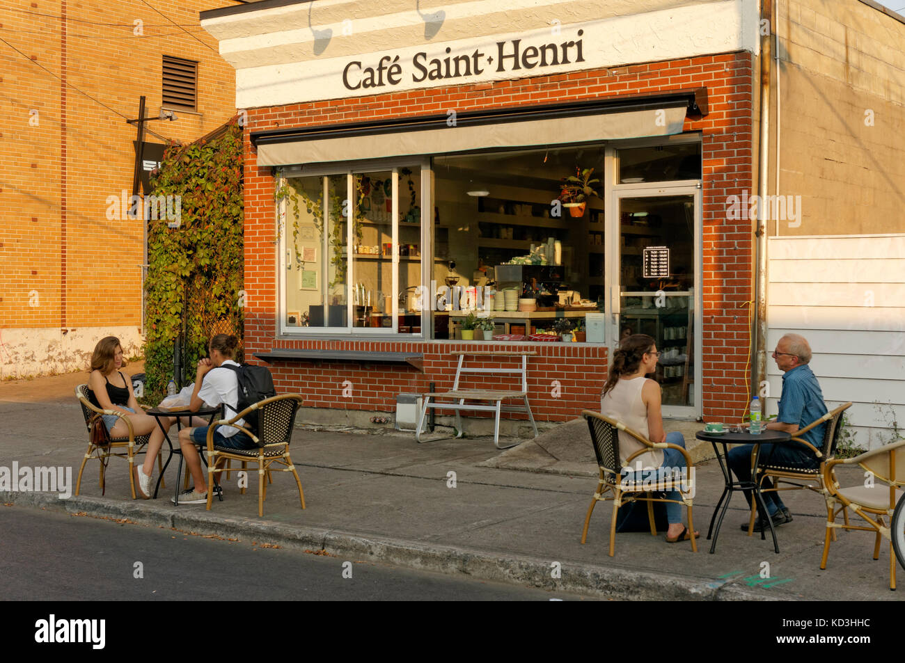 Persone che parlano al tavolo del bar al di fuori del Cafe Saint Henri coffee shop in tutta da Jean Talon Mercato, Montreal, Quebec Canada Foto Stock