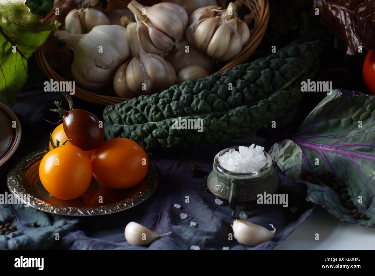 Allium sativum, aromi alimentari, lacinato kale, cavolo nero cucina italiana e toscana, cavolo verza toscano, italiano kale, dinosaur kale, cavolo nero Foto Stock