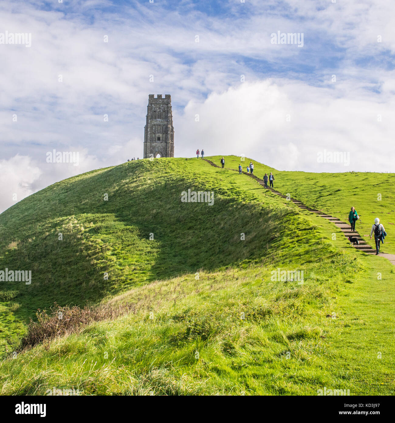 Escursionisti a Glastonbury Tor, una collina vicino alla città di Glastonbury, Somerset, Inghilterra. Torre di San Michele. Foto Stock