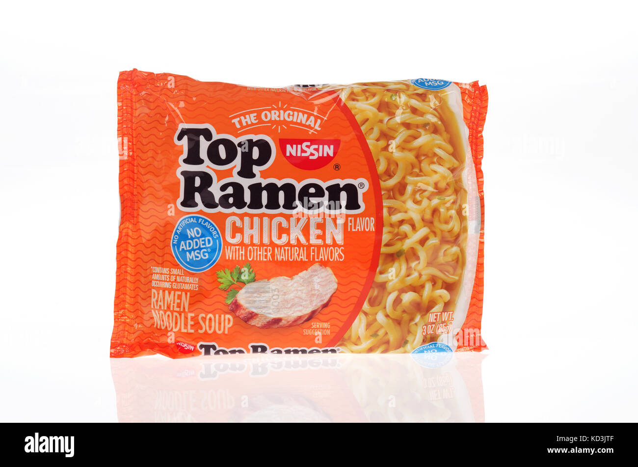 Originali non aperti Top Nissin Ramen zuppa di noodle al pollo nel sapore con il nuovo imballaggio senza aromi artificiali o aggiunto msg & sodio ridotto su bianco USA Foto Stock