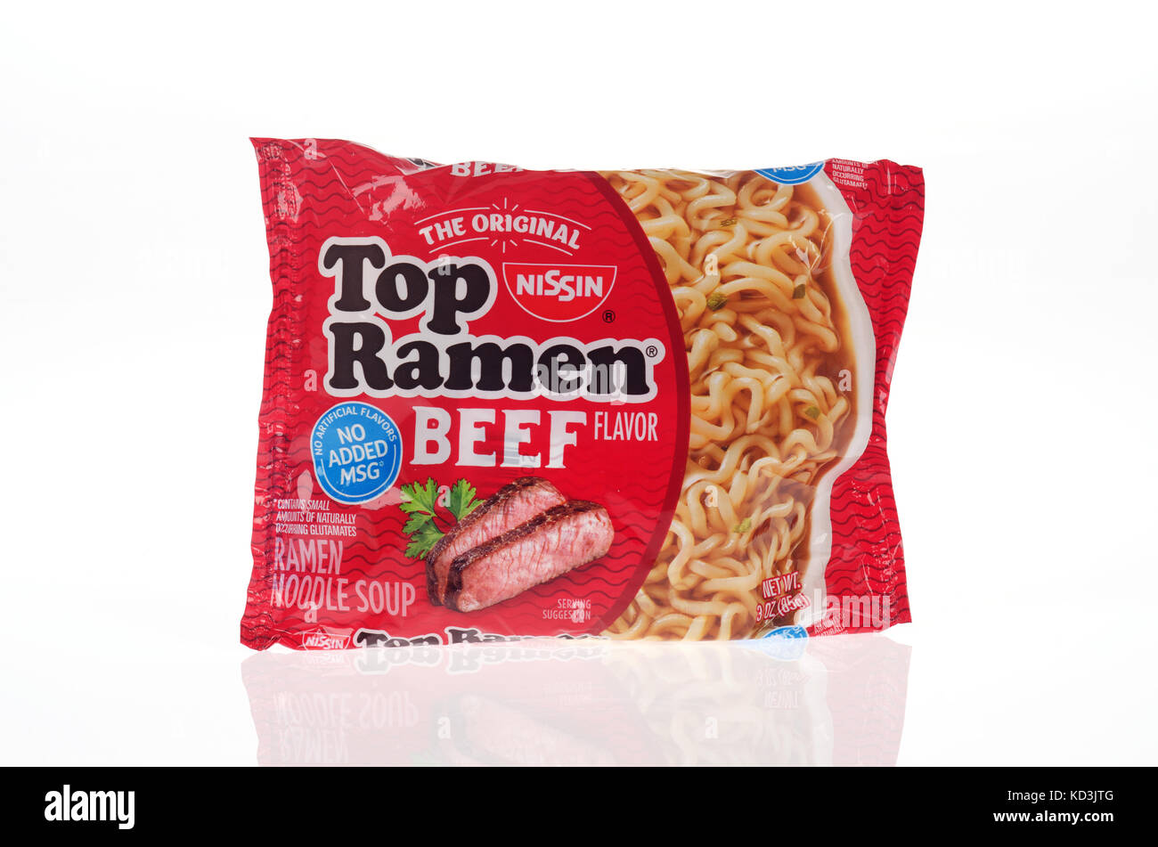 Originali non aperti Nissin spaghetti ramen nel sapore delle carni bovine con il nuovo imballaggio senza aggiunta di msg & n. i sapori artificiali su sfondo bianco, tagliare USA Foto Stock