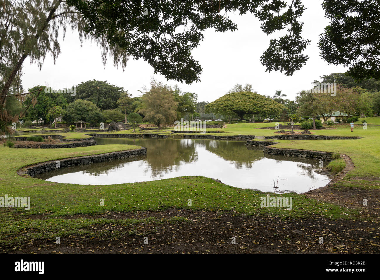 Vista panoramica del lago in Liliuokalani gardens, di Hilo Hawaii. Foto Stock