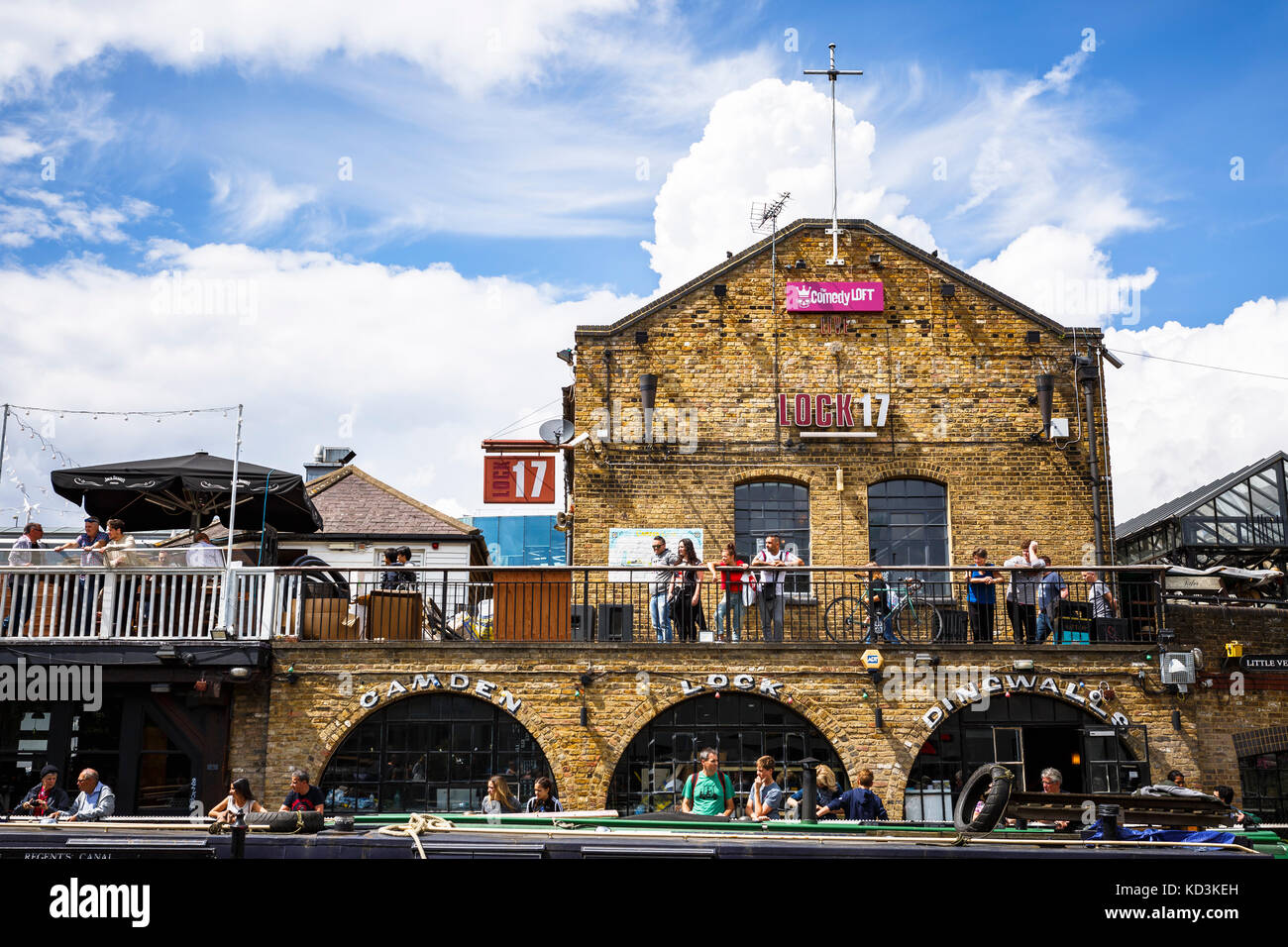 Immagine orizzontale di un edificio a Camden Lock in una giornata di sole con nuvole, persone, ristoranti e negozi a Londo Foto Stock