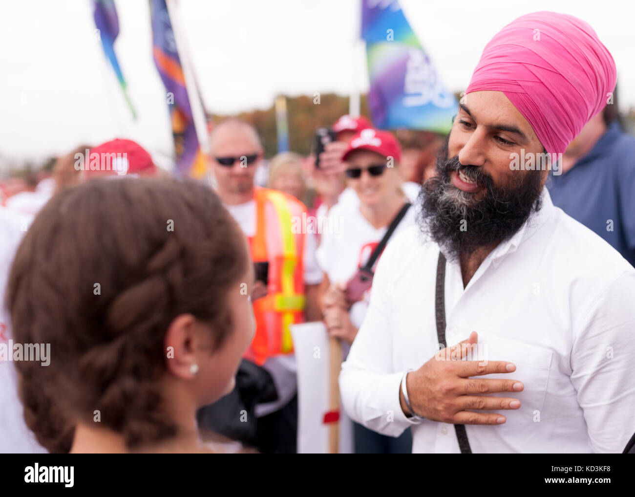 Jagmeet Singh, leader della Federal nuovo Partito Democratico incontra il giovane militante Jada Mallott a UNIFOR solidarietà rally in Ingersoll, sui PTOM, Foto Stock