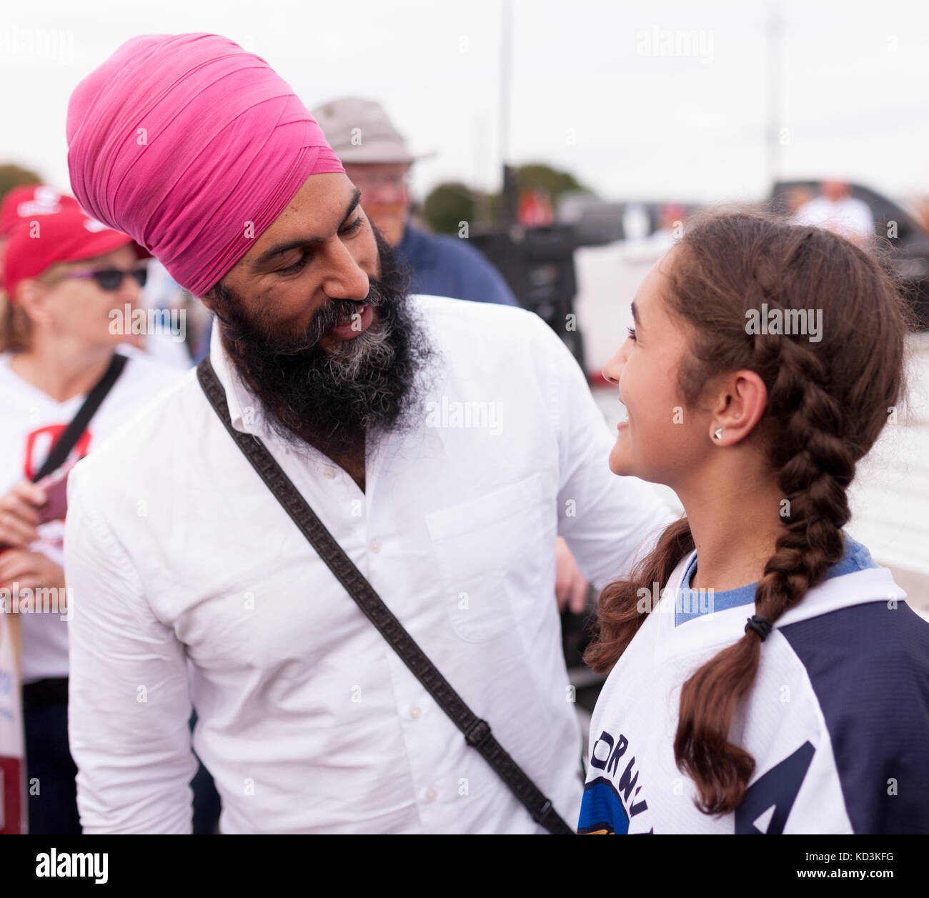 Jagmeet Singh, leader della Federal nuovo Partito Democratico incontra il giovane militante Jada Mallott a UNIFOR solidarietà rally in Ingersoll, sui PTOM, Foto Stock
