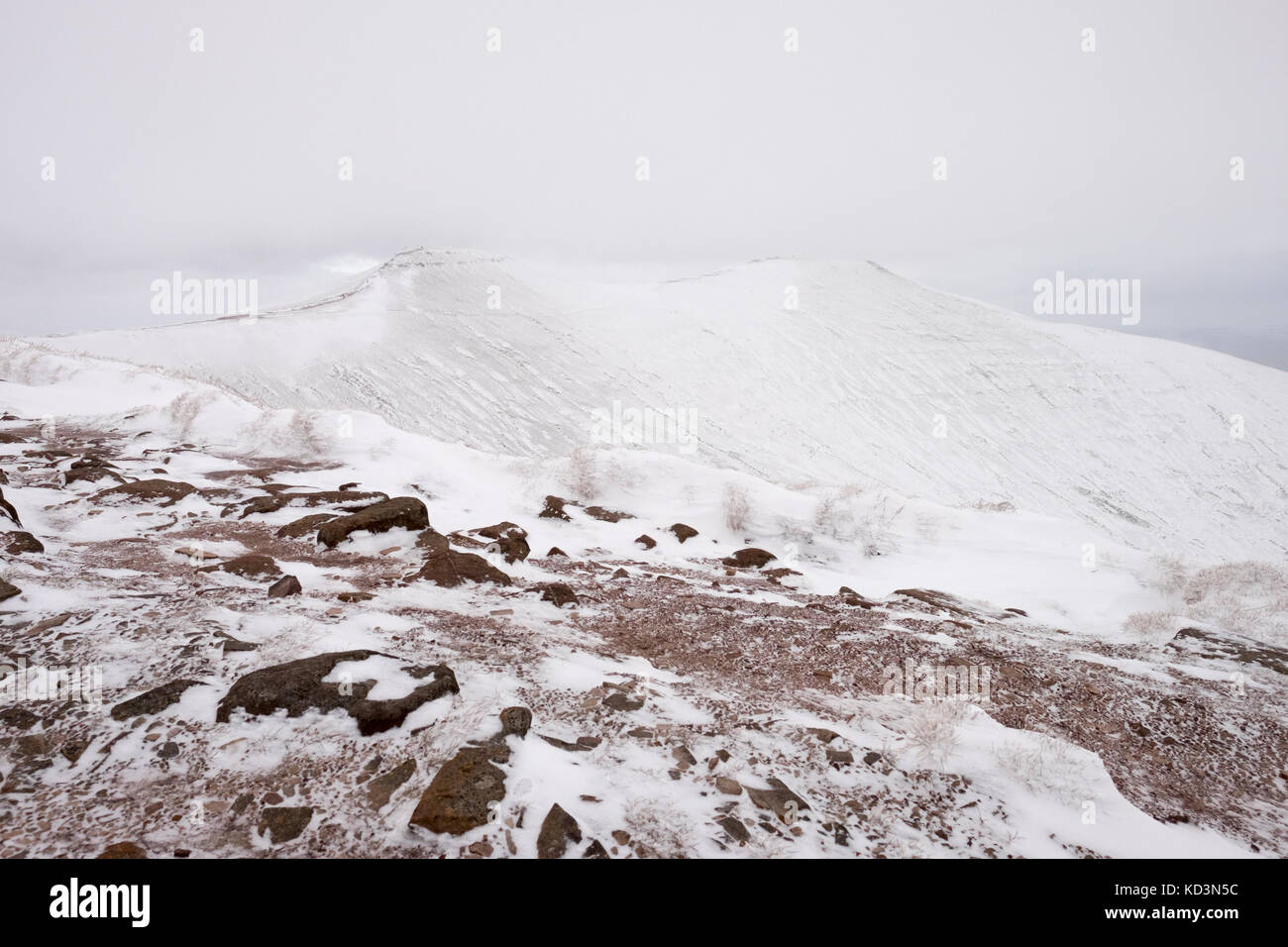 Snowy pen y fan, e breacon beacons durante una forte tempesta di neve Foto Stock