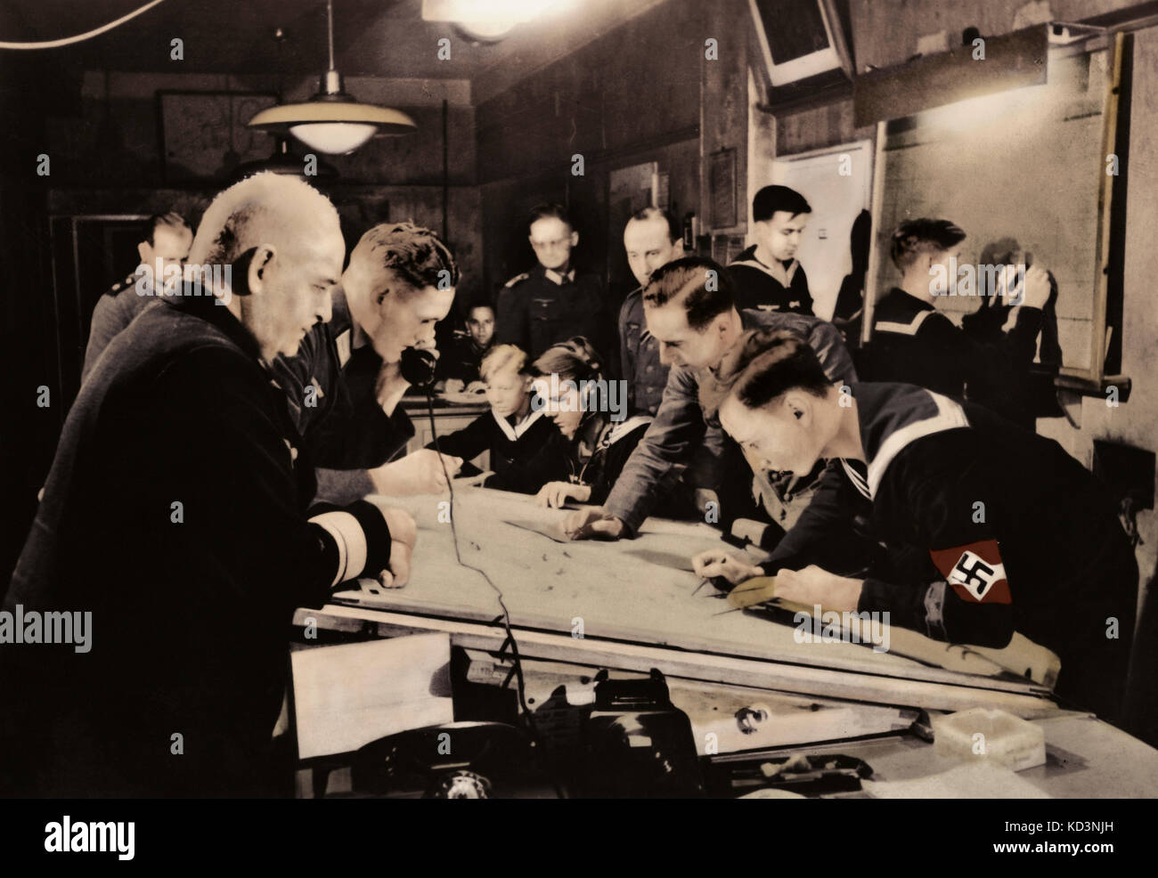 Seconda guerra mondiale: Personale ausiliario tedesco Kriegsmarine (Marinehelfer) che lavora nel coordinamento dell'artiglieria martine. Gli assistenti maschi tedeschi con la Marina militare spesso sono coscritti dalla Gioventù Hitler. Foto Stock