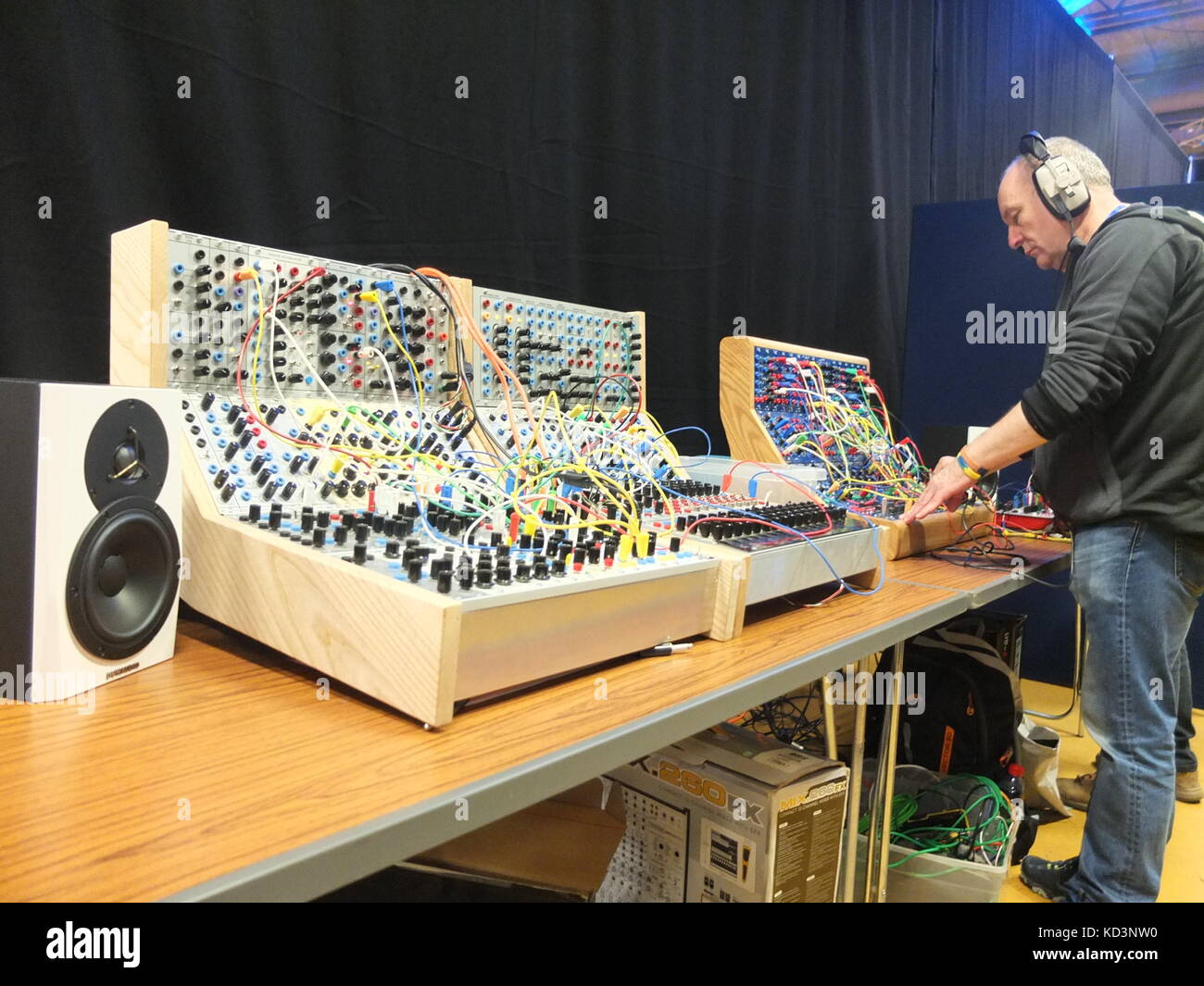 Modulare sintetizzatori analogici su display a Synthfest UK, l'ottagono centrale, Università di Sheffield (parte del Festival Sensoria) Foto Stock