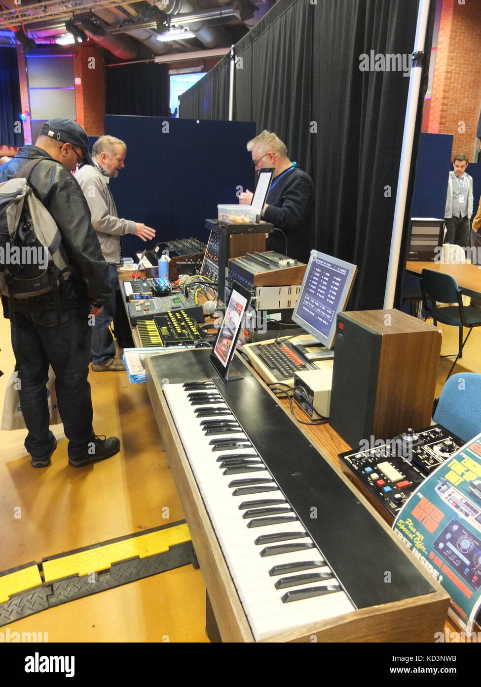Musica elettronica tecnologia su display a Synthfest UK, l'ottagono centrale, Università di Sheffield (parte del Festival Sensoria) Foto Stock