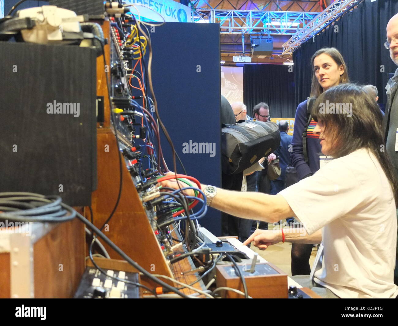 Attore in corrispondenza Synthfest UK dimostrando Moog sintetizzatore modulare, l'ottagono centrale, Università di Sheffield (parte del Festival Sensoria) Foto Stock