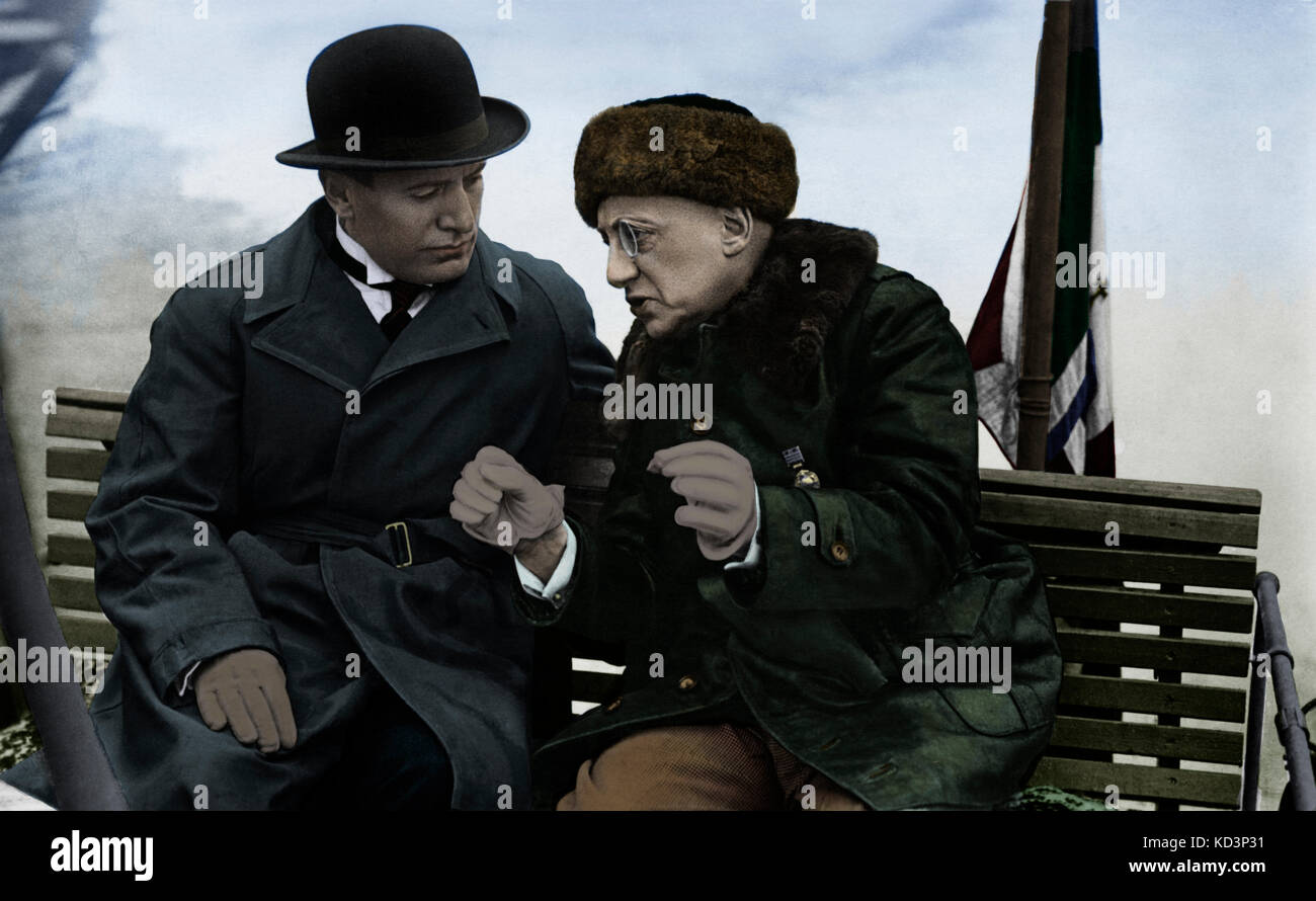 Gabriele D' Annunzio (a destra) con Benito Mussolini a bordo della nave Mas 96. Italia fascista. Storia. Scrittore italiano, 1863-1938. Foto Stock