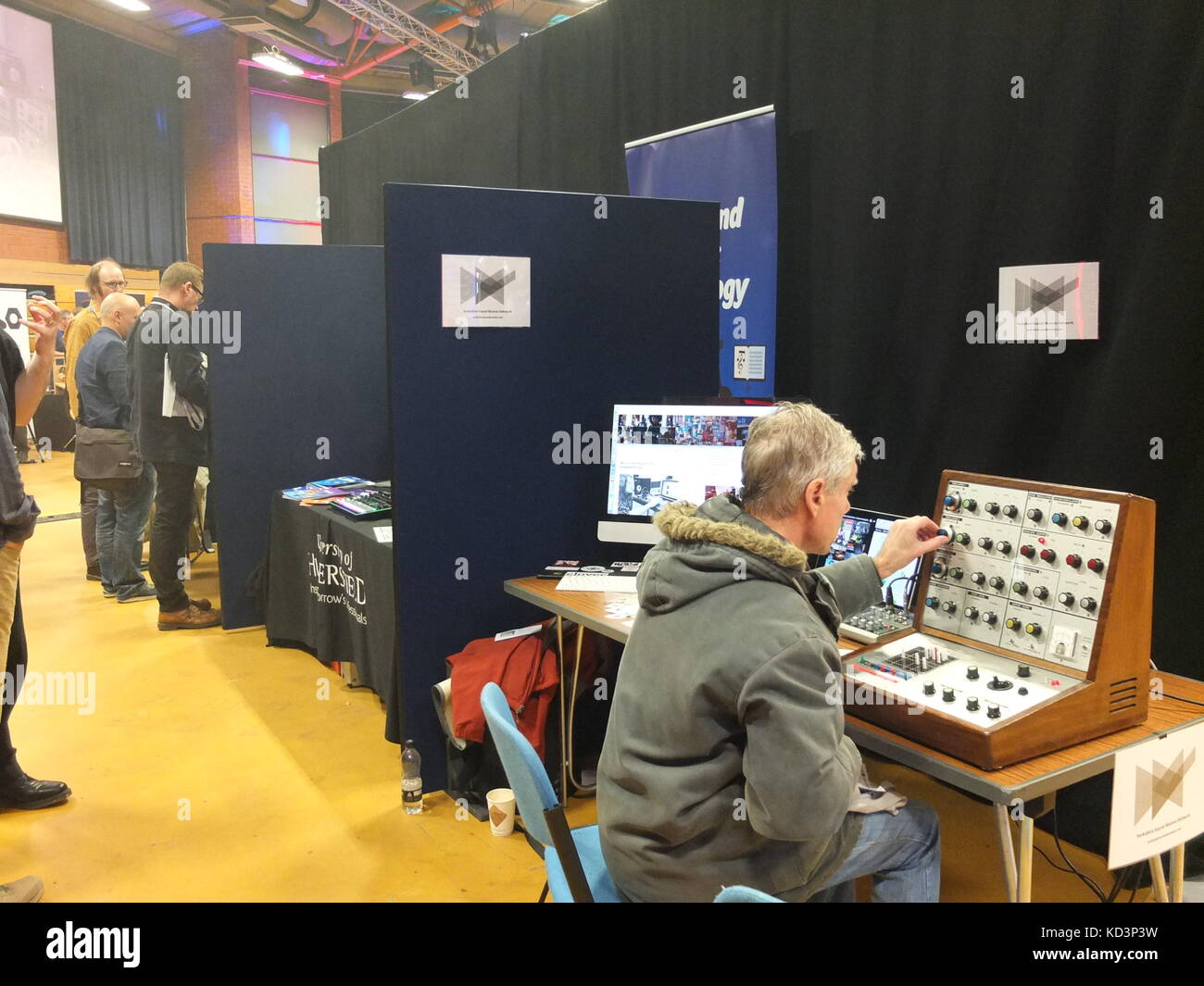 Uomo con EMS VCS3 sintetizzatore analogico a Synthfest UK, l'ottagono centrale, Università di Sheffield (parte del Festival Sensoria) Foto Stock