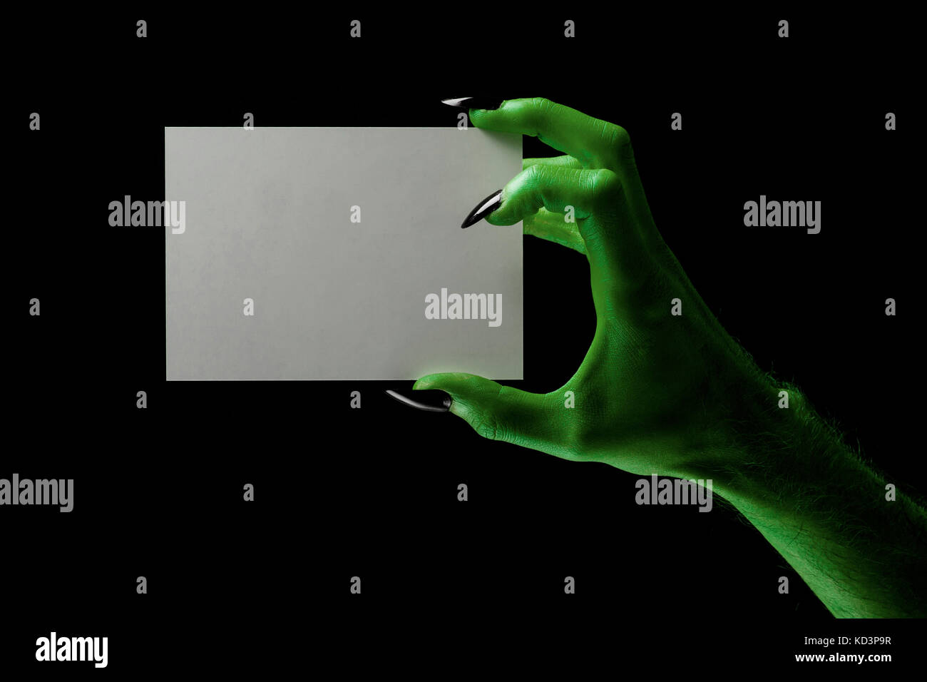 Halloween streghe verdi o zombie monster mano che tiene un cartello bianco Foto Stock