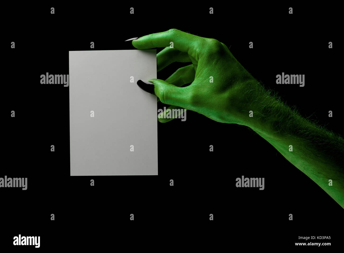 Halloween streghe verdi o zombie monster mano che tiene un cartello bianco Foto Stock