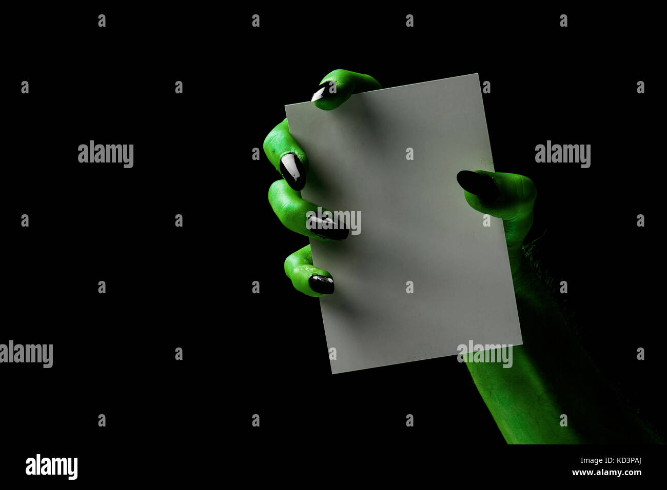 Halloween streghe verdi o zombie monster mano che tiene un cartello bianco Foto Stock
