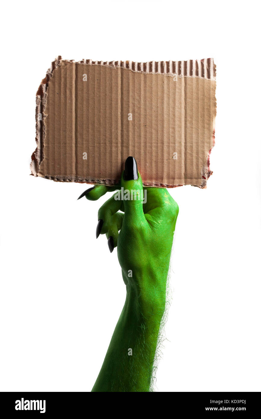 Halloween streghe verdi o zombie monster mano che tiene un cartello bianco Foto Stock