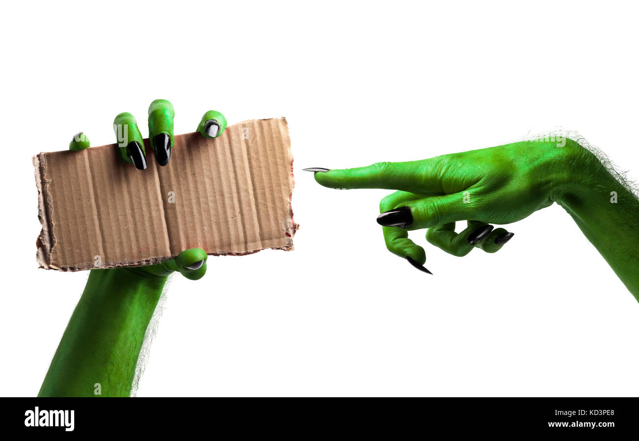 Halloween streghe verdi o zombie monster mano che tiene un cartello bianco Foto Stock