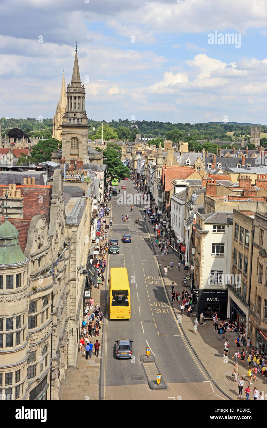Vista lungo Cornmarket Street, Oxford dalla parte superiore di San Martin's Tower Foto Stock