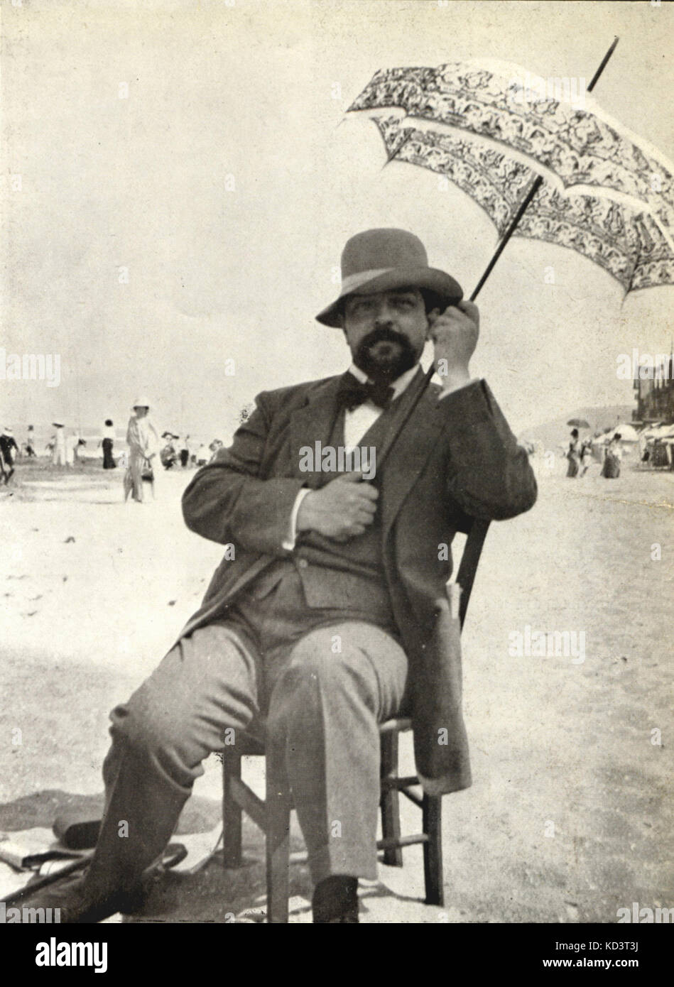 DEBUSSY, CLAUDE - nel 1911 - sulla spiaggia di Houlgate con parasole. Il compositore francese (1862-1918) Foto Stock