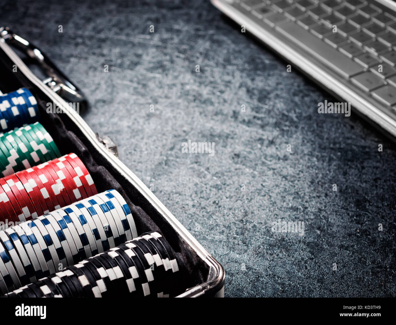 Serie di chip di poker o un contatore con carta, dadi in caso di metallo e il computer. Foto Stock