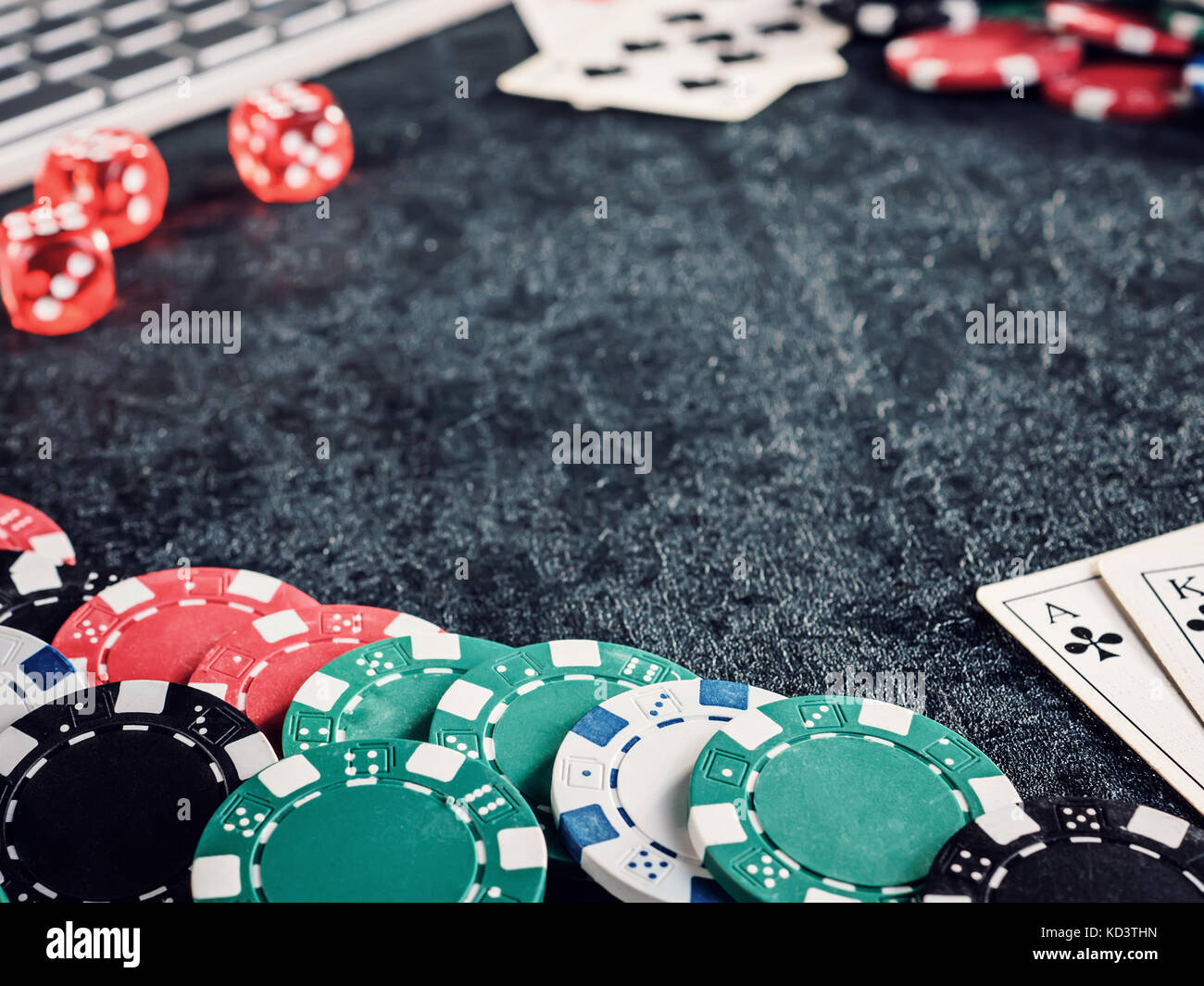 Serie di chip di poker o un contatore con carta, dadi calcolatore. Foto Stock