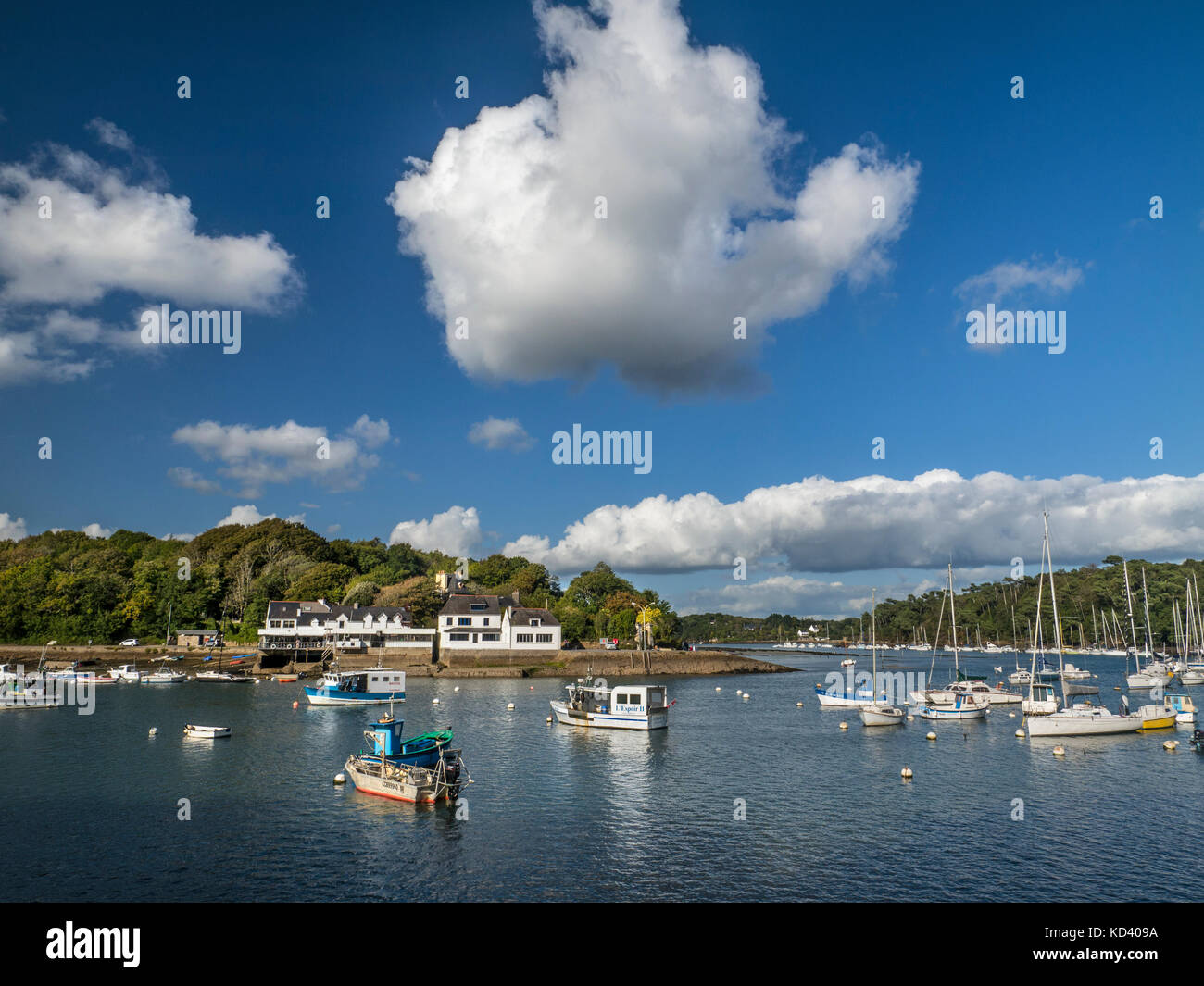 Port du Belon porto dei pescatori e barche a vela con il rinomato Chez Jacky ristorante dietro. Porto Belon Riec sur Belon Moëlan sur Mer Bretagna Francia Foto Stock