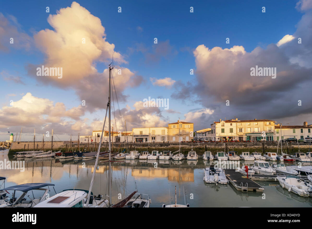 Porto di la flotte, tramonto, ristoranti ile de re, nouvelle-Aquitaine, francese la westcoast, Francia, Foto Stock