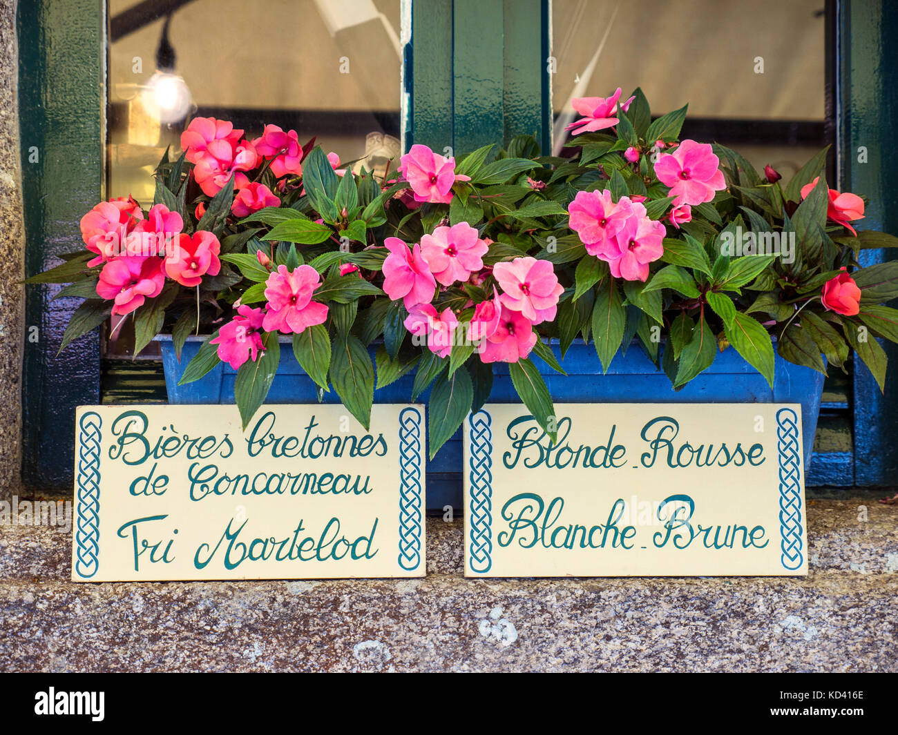 Floral window box segni al di fuori di un tipico vecchio bar francese, nel vecchio quartiere concarneau promozione locale di brittany bieres concarneau Bretagna Francia Foto Stock