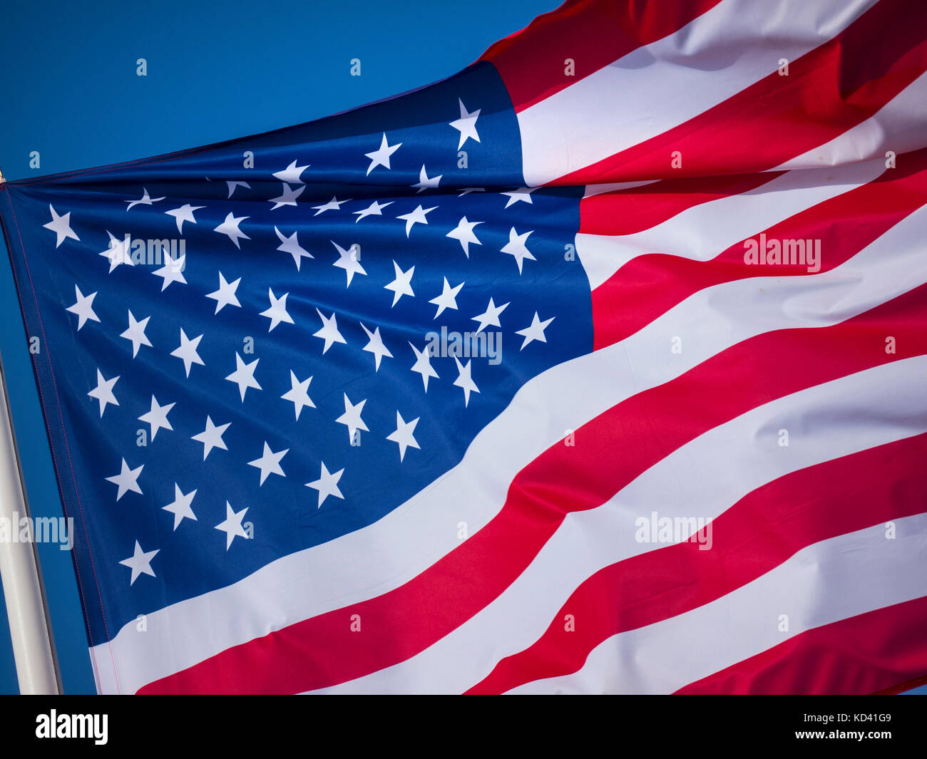 Stars & Stripes bandiera americana in close-up, che fluttua nel vento soleggiato con cielo blu dietro Stati Uniti d'America Foto Stock