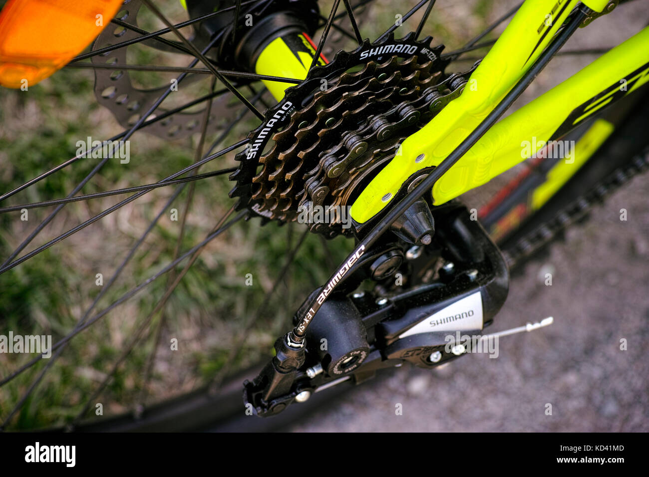 Tambov, Federazione russa - Maggio 07, 2017 shimano cassetta di ingranaggio sulla ruota di bicicletta posteriore. primo piano. Foto Stock