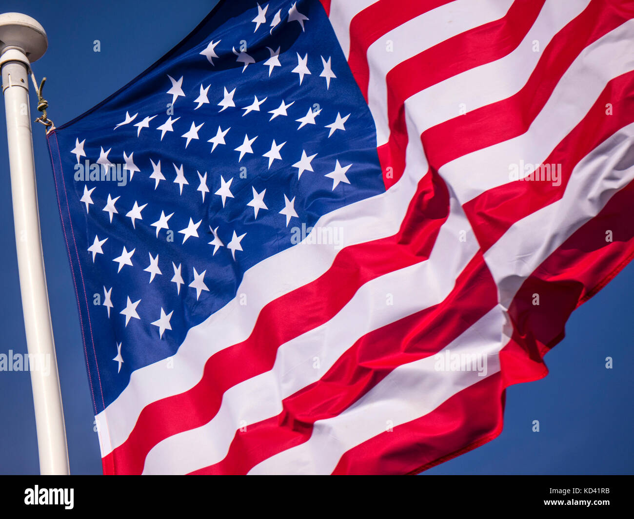 Stars & Stripes bandiera americana in close-up, che fluttua nel vento soleggiato con cielo blu dietro Stati Uniti d'America Foto Stock