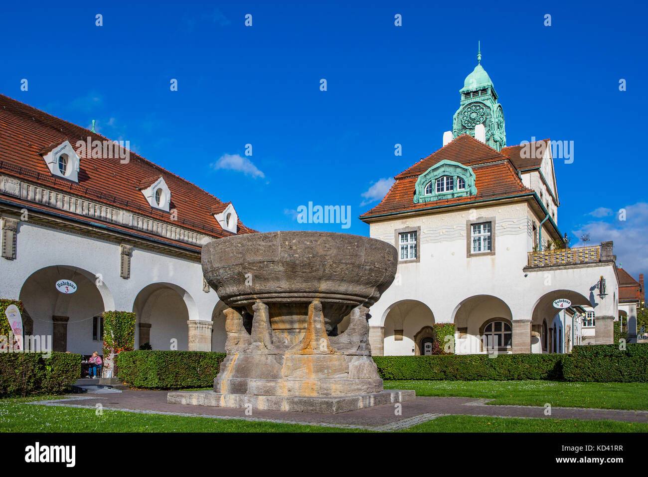 Sprudelhof Bad Nauheim, Germania. Qui cortile con bagni e fontana. Lo Sprudelhof è un ex centro benessere fondato nell'era dell'Art Nouveau. Foto Stock