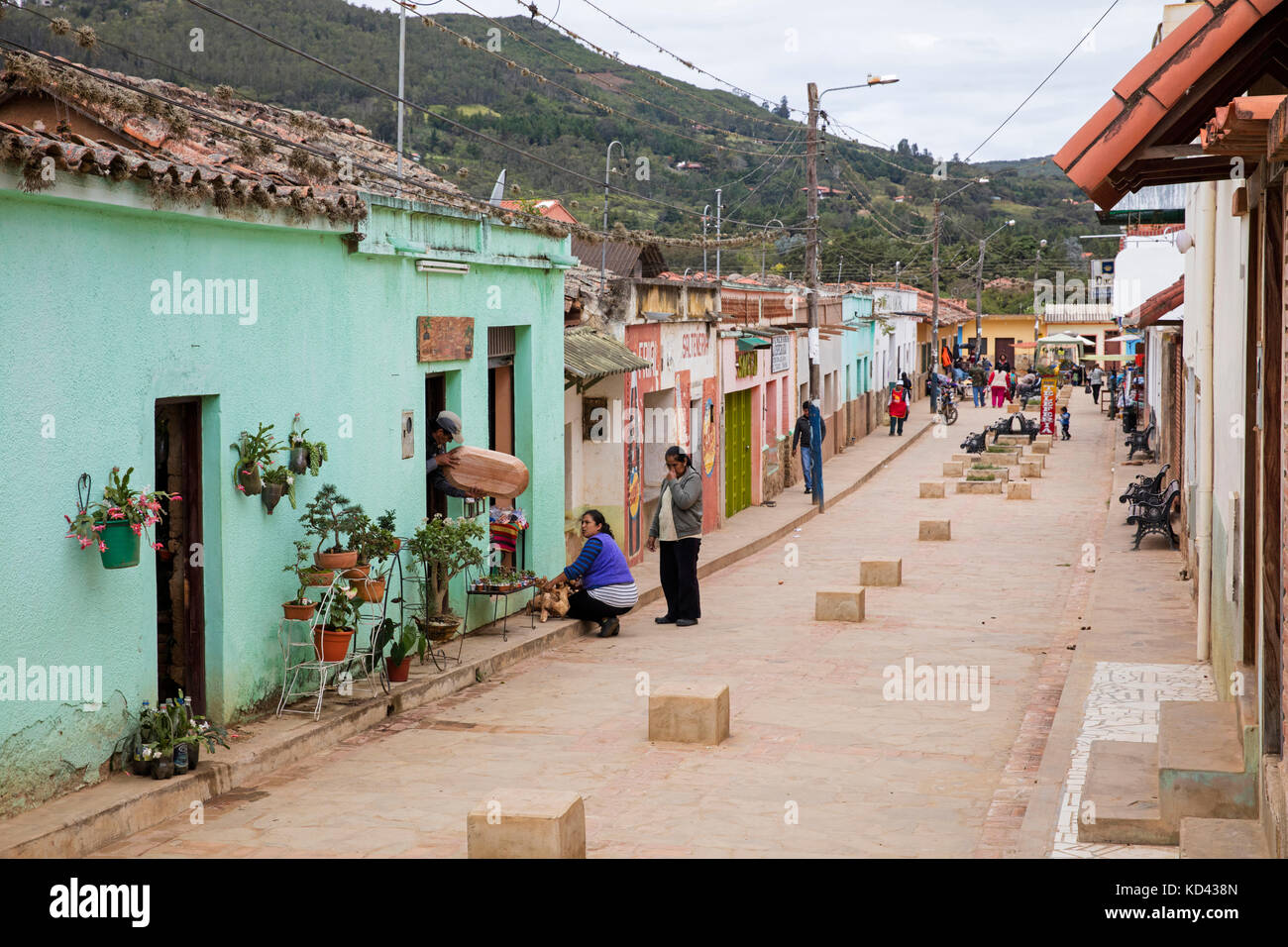 Colorate case coloniali nella città Samaipata florida, provincia di santa cruz reparto, Bolivia Foto Stock
