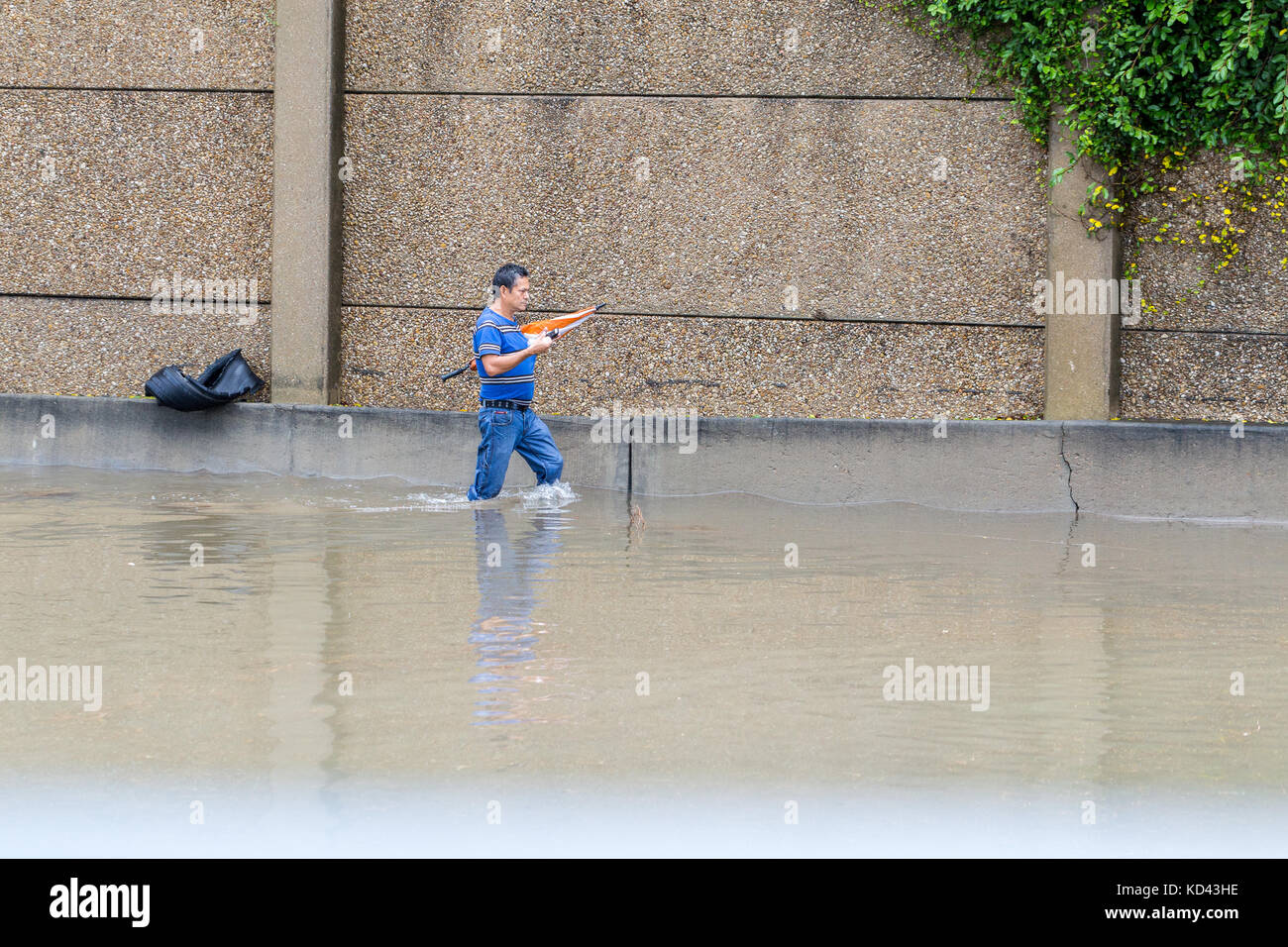 I residenti colpiti da gravi inondazioni da piogge record passare acqua alta Foto Stock