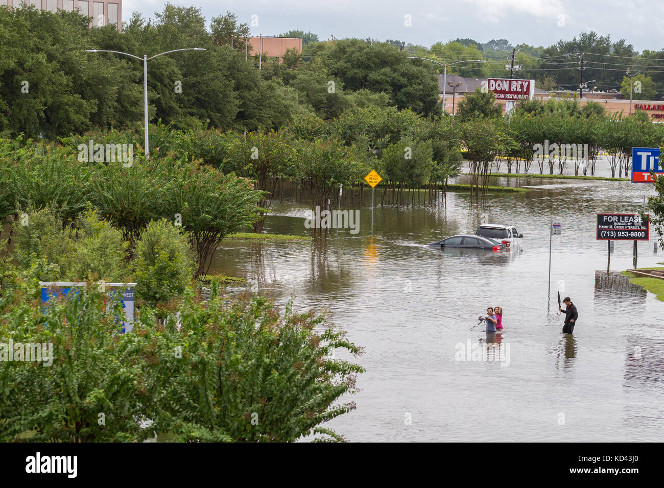 I residenti colpiti da gravi inondazioni da piogge record passare acqua alta Foto Stock