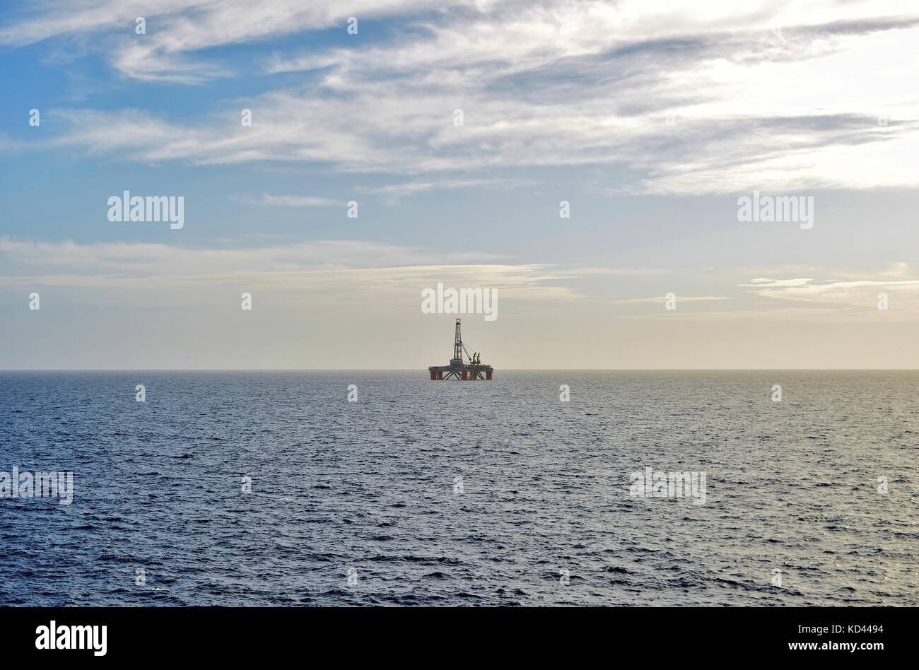 Un fermo impianto di trivellazione petrolifera, in piedi sul proprio nella distanza, all'orizzonte, in un giorno nuvoloso, al largo della costa di Malta, Isole Maltesi, Mare Mediterraneo Foto Stock