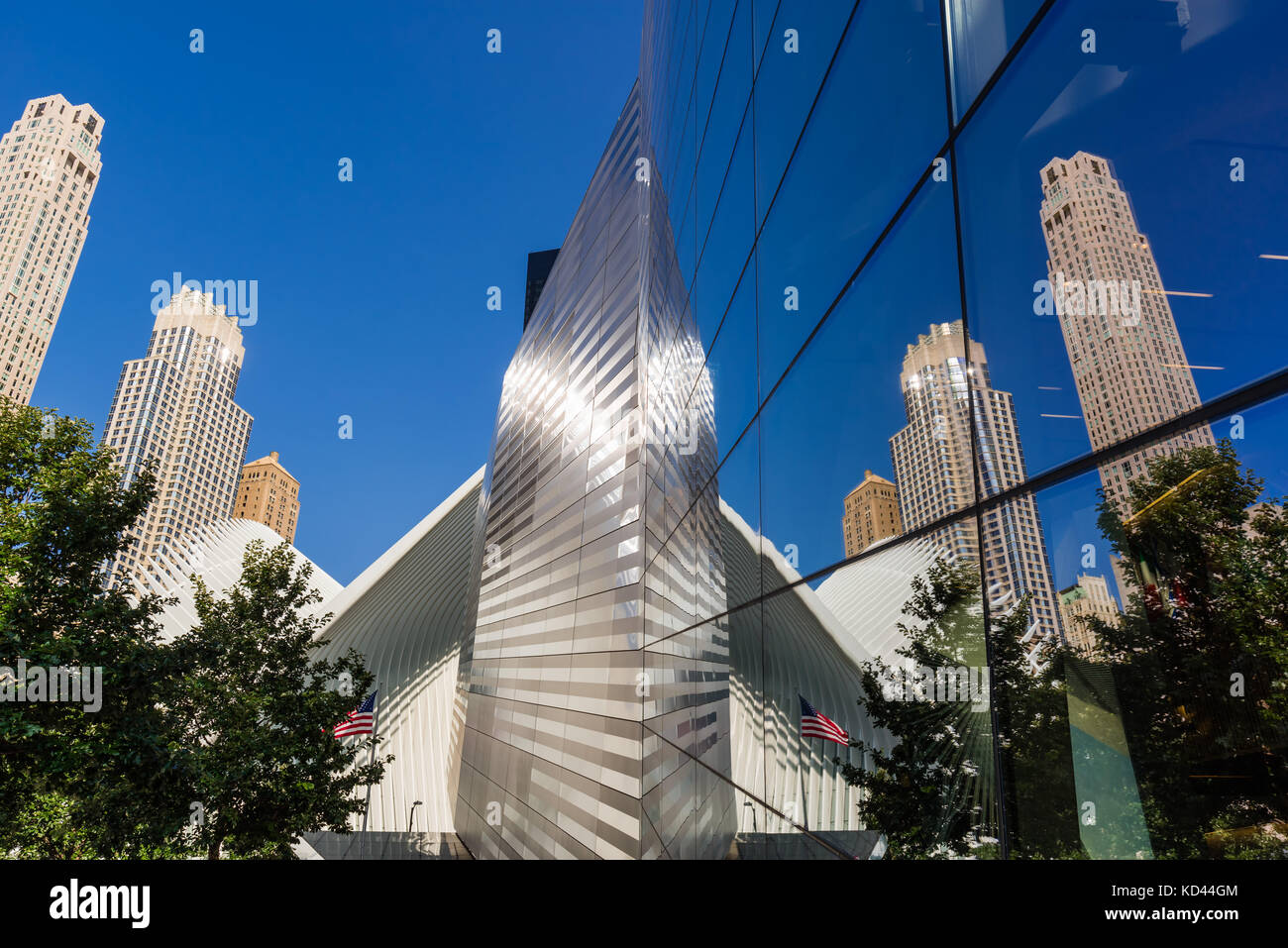 La riflessione di vetro dell'occhio e grattacieli al 9/11 Memorial & Museum. La parte inferiore di Manhattan, il Quartiere Finanziario di Manhattan, New York City Foto Stock