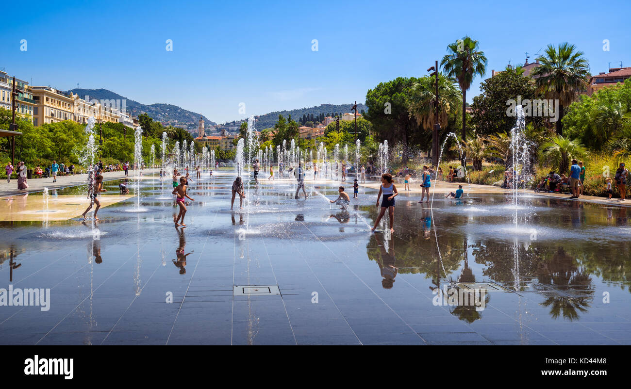Fontane e riflettendo la piscina del Forum Torrin & Grassi in estate. Nizza Costa Azzurra, Alpes-Maritimes, Francia Foto Stock