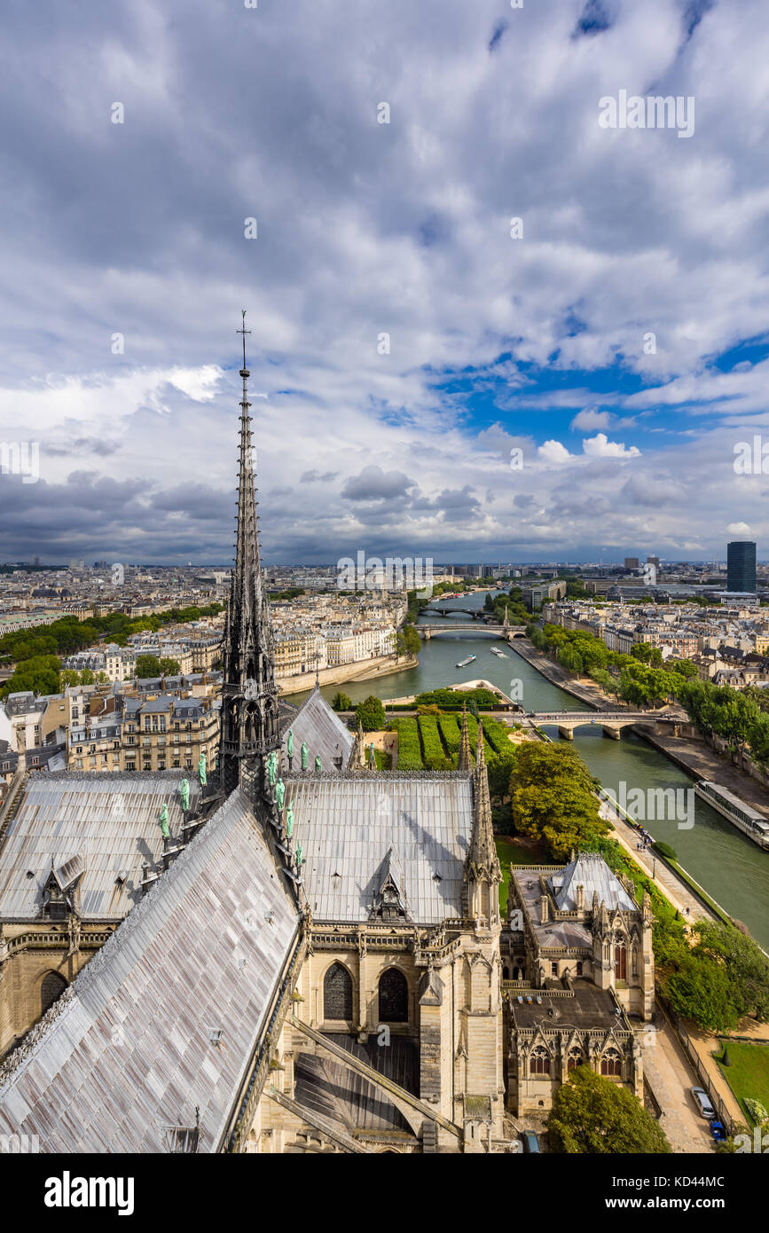 Vista in elevazione del Notre Dame de Paris con le sponde della Senna e dei tetti di Parigi. Parigi, Francia Foto Stock