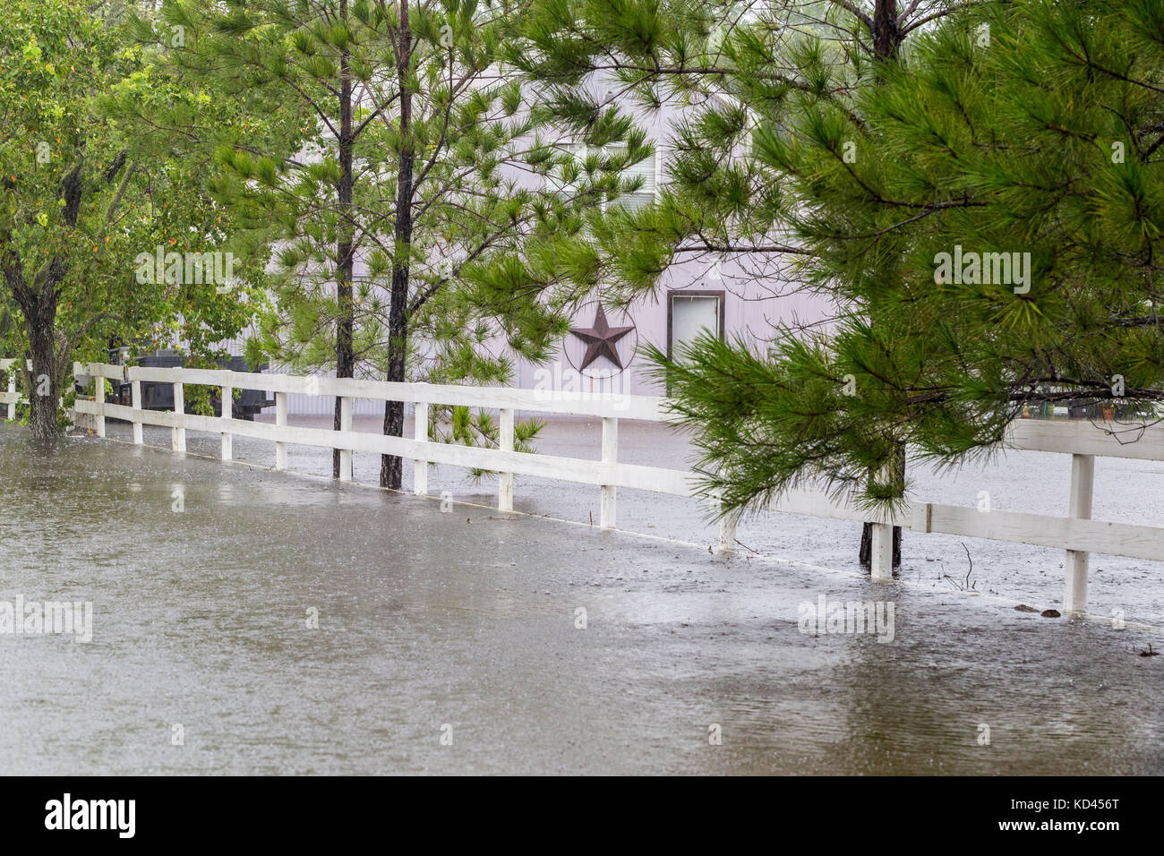 Una vista generale di un casolare circondato dalle acque alluvionali a seguito dell'Uragano Harvey Foto Stock